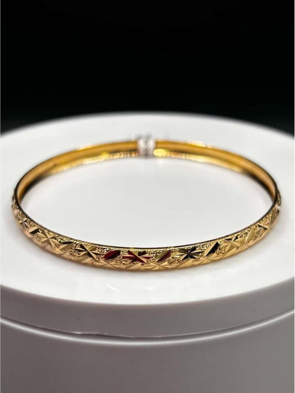 Sparkly 10K Yellow Gold Bangle